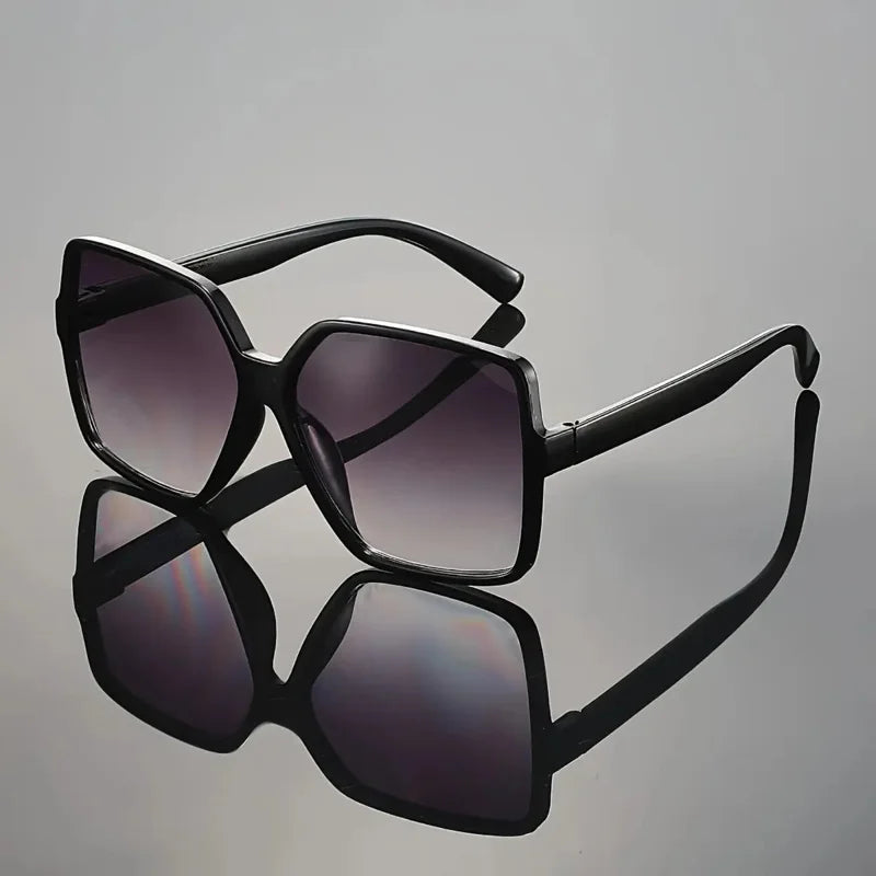 1 pair of stylish oversized neutral glasses, a must-have face shaping item for casual looks