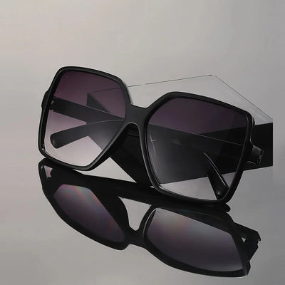 1 pair of stylish oversized neutral glasses, a must-have face shaping item for casual looks