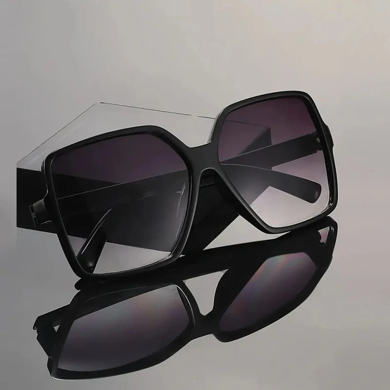 1 pair of stylish oversized neutral glasses, a must-have face shaping item for casual looks