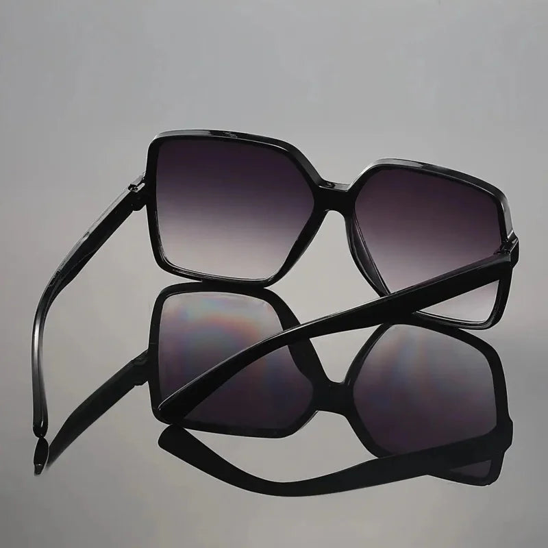 1 pair of stylish oversized neutral glasses, a must-have face shaping item for casual looks