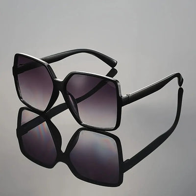 1 pair of stylish oversized neutral glasses, a must-have face shaping item for casual looks