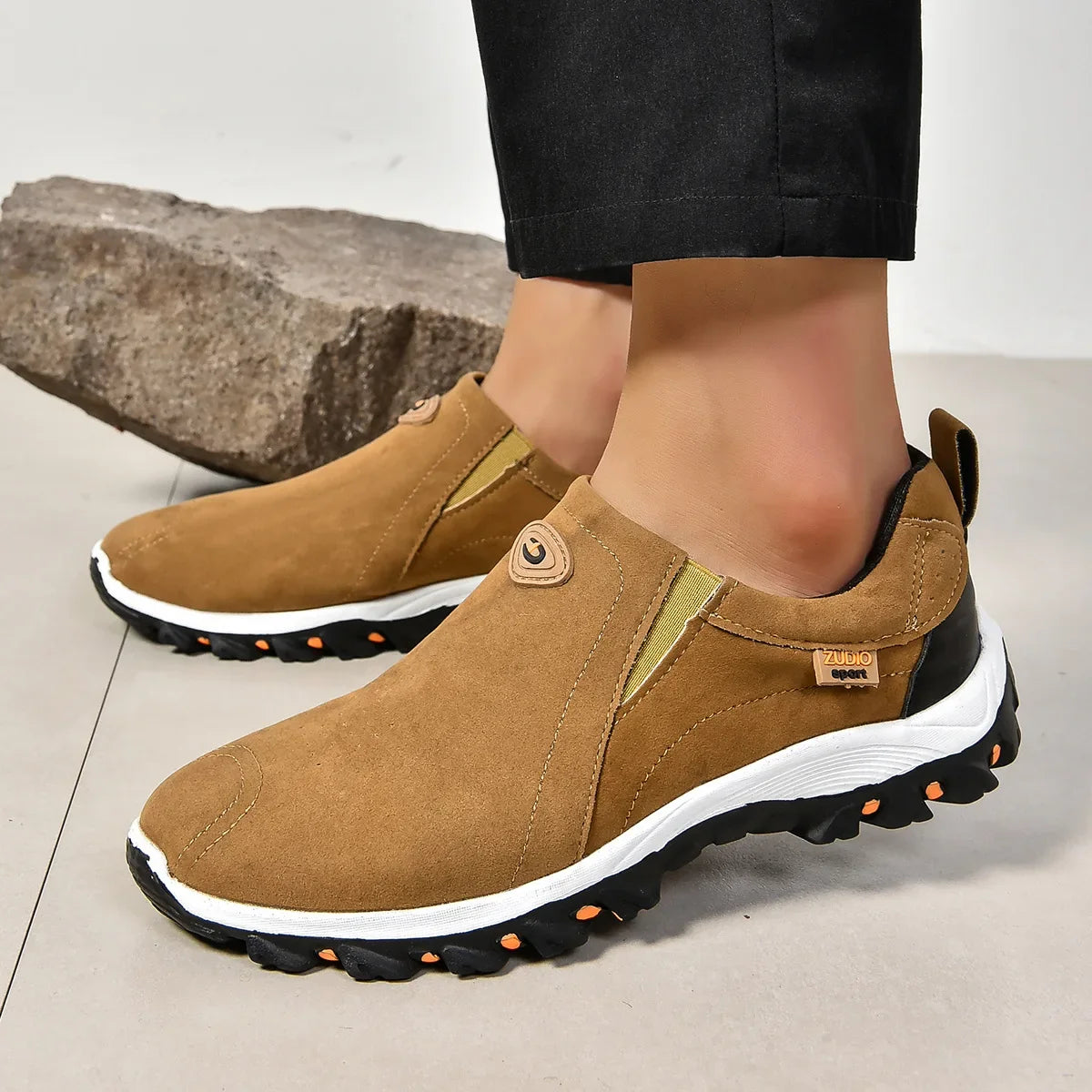 Schwarz Front: Herren Outdoor-Sneaker Schwarz  Rutschfest & wasserdicht  Vorderansicht

