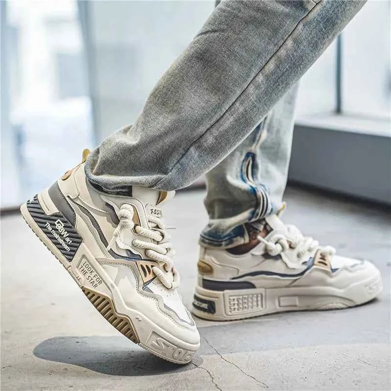 Schwarz Seite: Schwarze Herren Sneaker  Seitenansicht mit dicker Sohle

