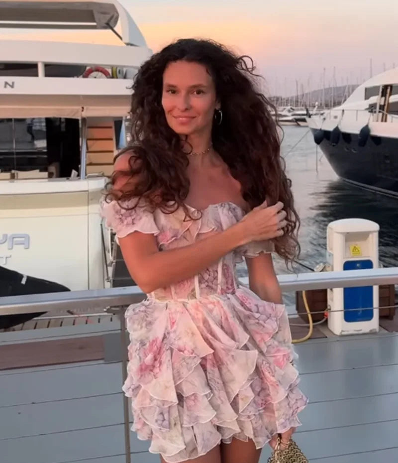 Nahaufnahme des plissierten Chiffonstoffs und Rüschen Ausschnitts
